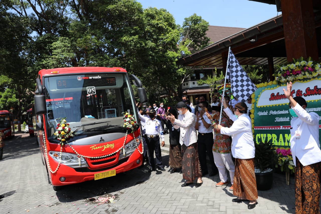 Gubernur Ganjar Pranowo saat meresmikan Trans Jateng Solo. (Foto: Ist/Ngopibareng.id)