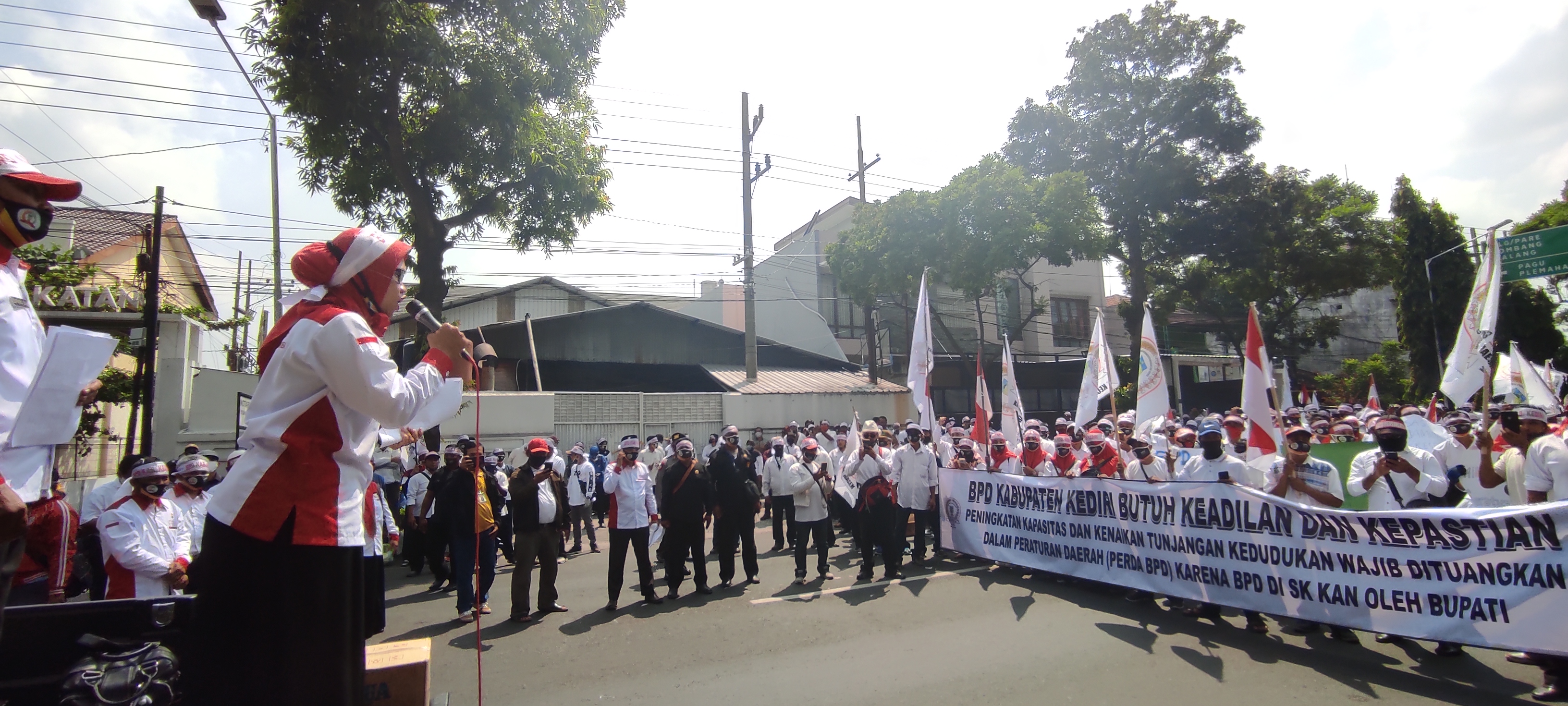 Massa turun ke jalan datangi Gedung DPRD Kabupaten Kediri, 3 September 2020. (Fendhy Plesmana/Ngopibareng.id)