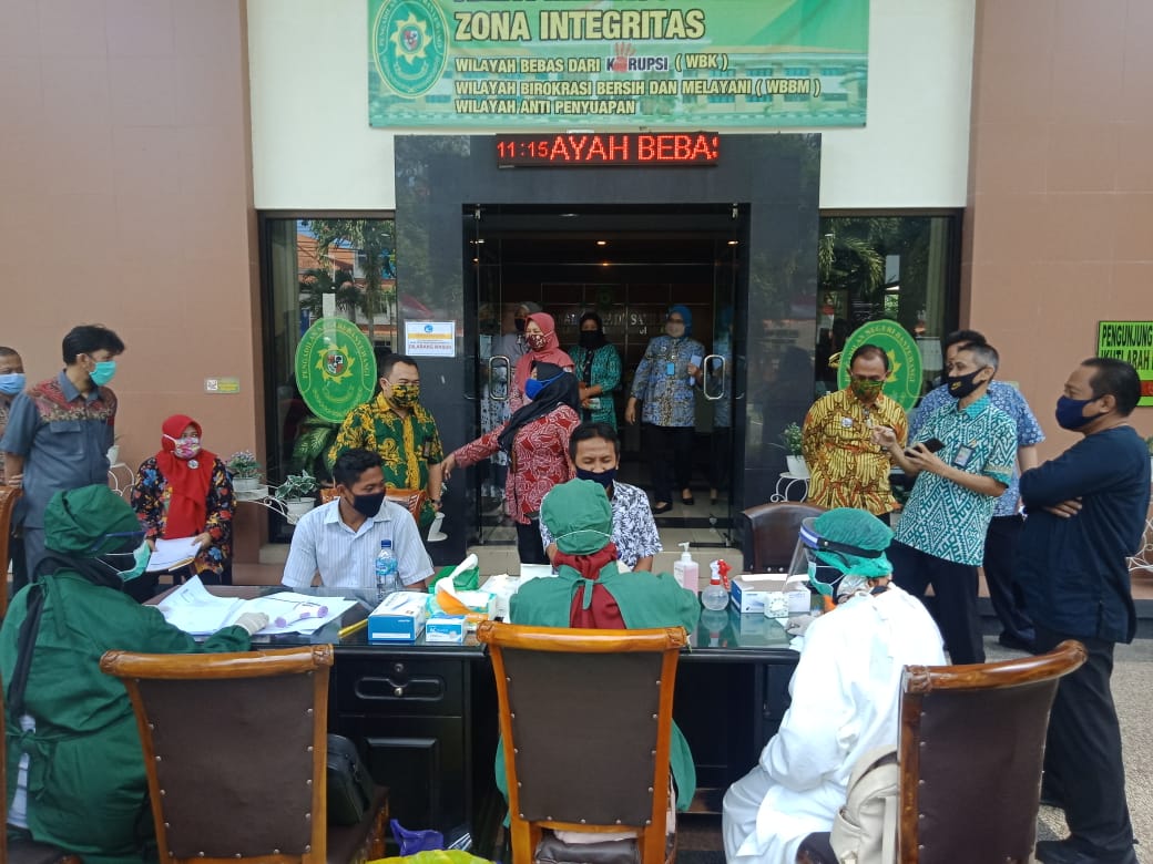 Rapid test terhadap seluruh pegawai Pengadilan Negeri Banyuwangi, Jawa Timur, Rabu, 2 September 2020. (Foto: Istimewa)