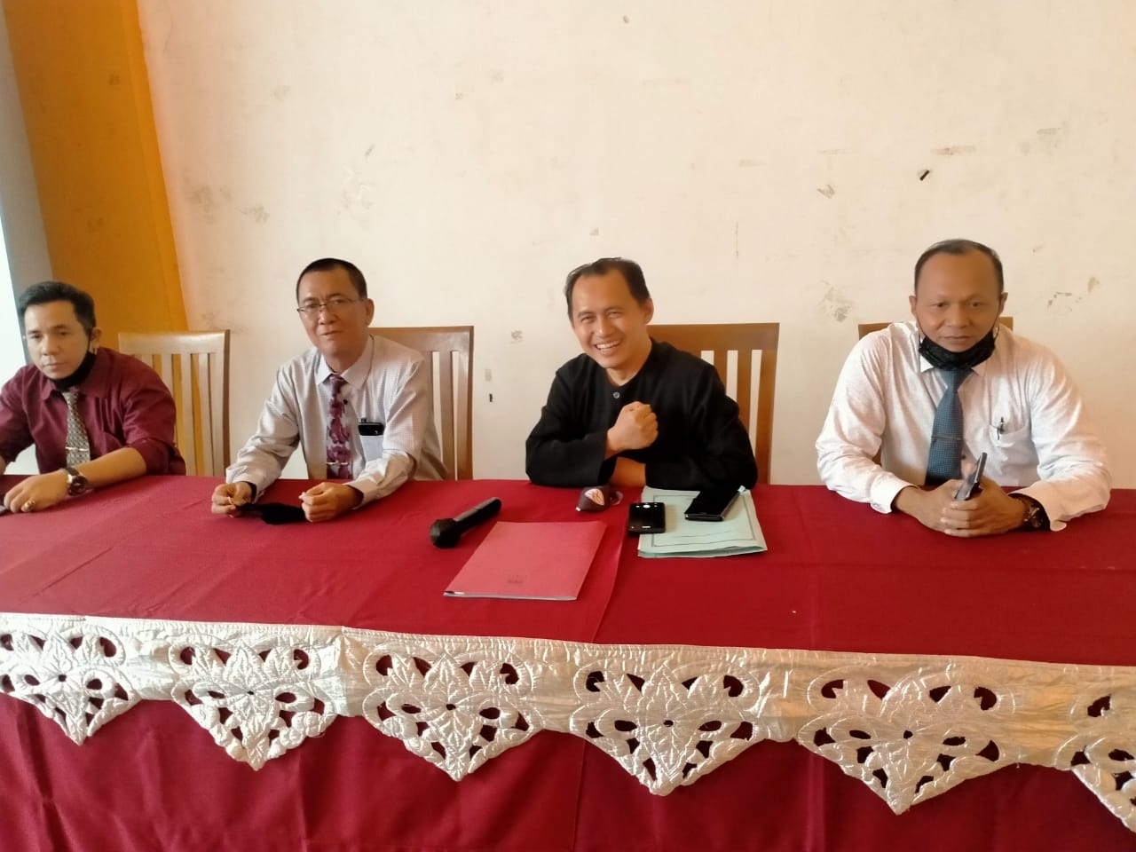 Tutang Heru Aribowo (nomor 2 dari kanan) didampingi tiga pengacaranya. (Foto: Ikhsan Mahmudi/Ngopibareng.id)