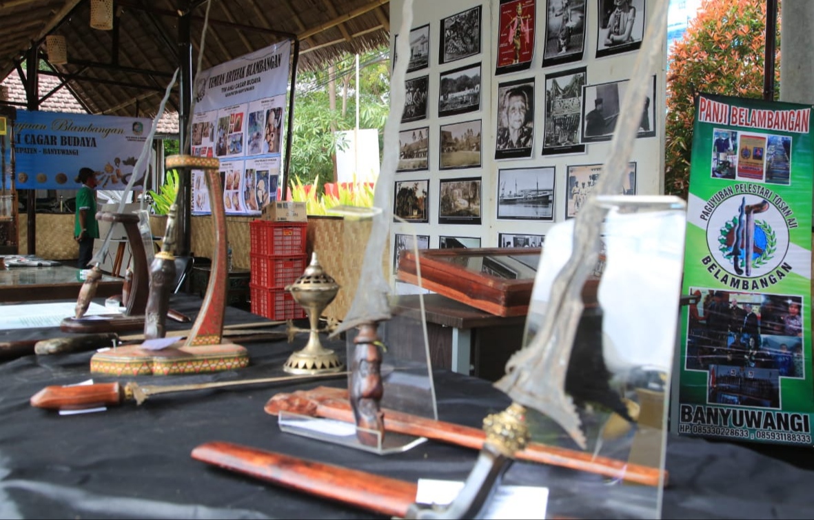 Benda-benda bersejarah yang dipamerkan di kantor Disbudpar Banyuwangi (foto: istimewa)