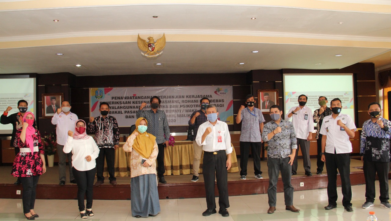 Jajaran 7 KPU di Jatim dan Direktur RSSA Kota Malang saat berfoto bersama (Foto: istimewa)