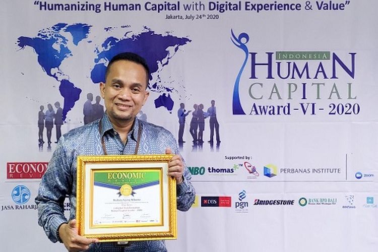 Group Head Human Capital Management PGN Baskara Agung Wibawa, saat mewakili PGN menerima 3 penghargaan dalam acara Indonesia Human Capital Award (IHCA) VI 2020, Jumat 24 Juli 2020. (Foto: Dokumentasi PGN)