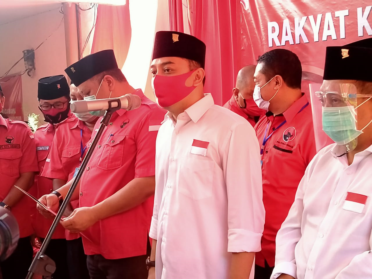 Eri Cahyadi saat memberikan sambutan sebelum berangkat mendaftar ke KPU Surabaya. (Foto: Fariz Yarbo/Ngopibareng.id)