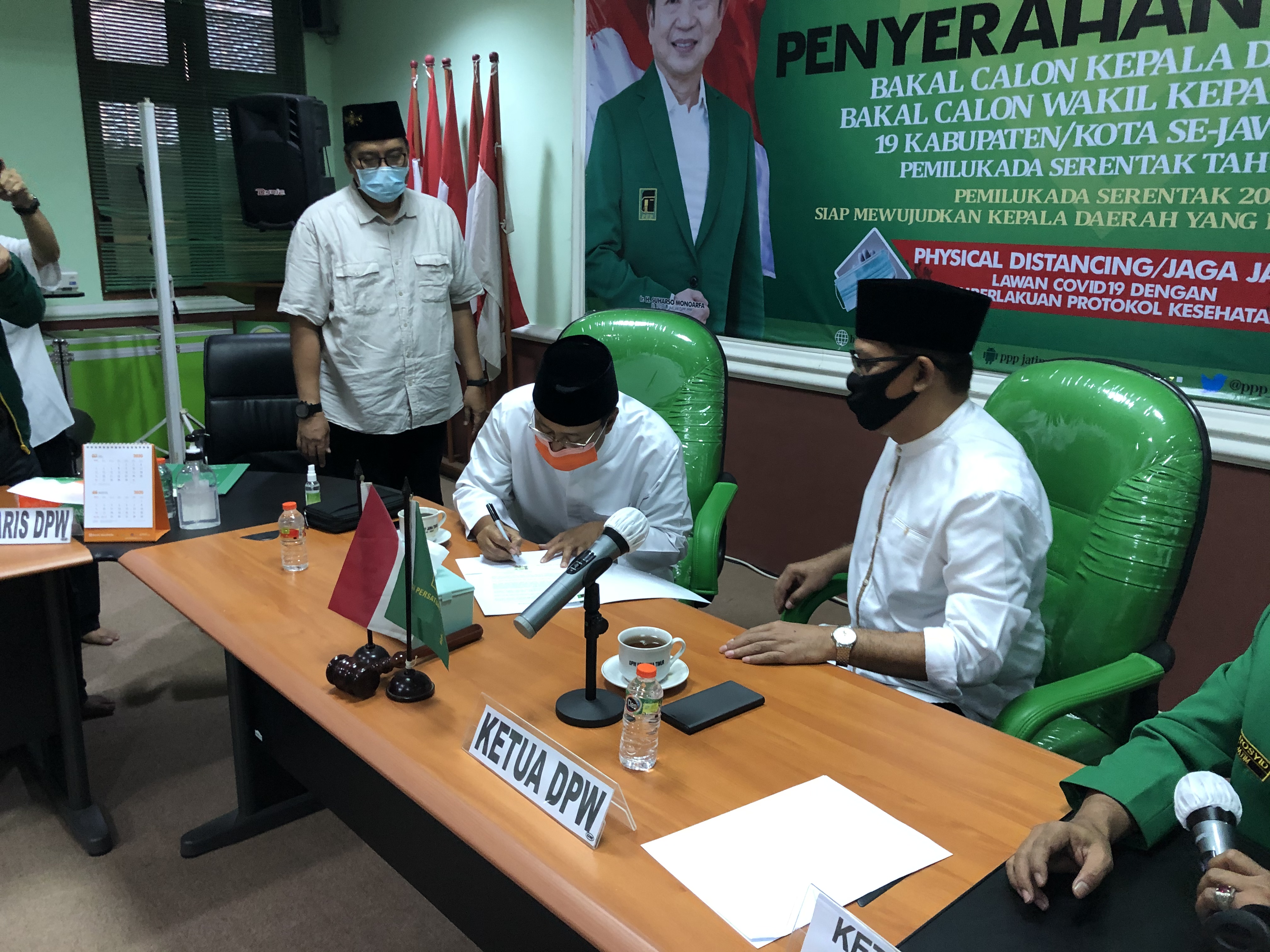 Bakal Calon Walikota Pasuruan Saifullah Yusuf (Gus Ipul) saat menandatangani berkas penerimaan rekomendasi dari PPP. (Foto: Ngopibareng.id)