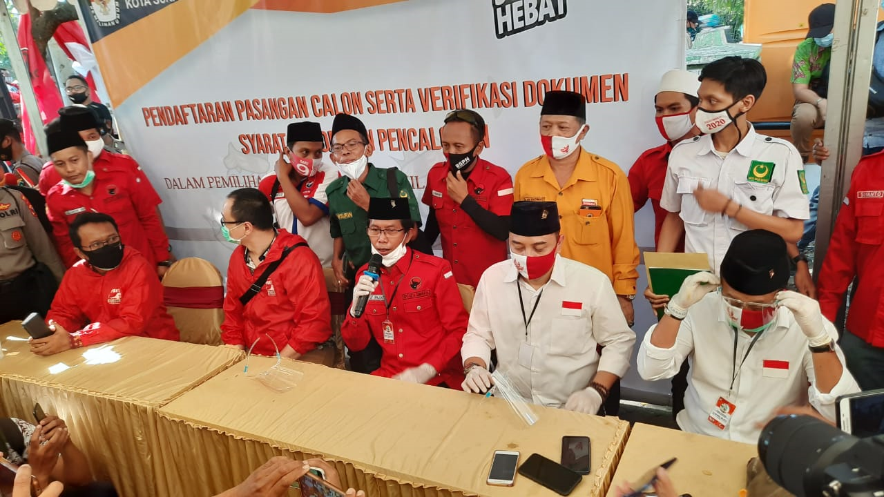 Eri Cahyadi dan Armuji saat melakukan pendaftaran di KPU Surabaya, Jumat, 4 September 2020. (Foto: Alief Sambogo/Ngopibareng.id)
