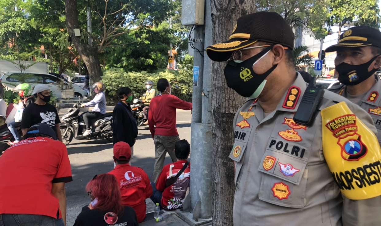 Kapolrestabes Surabaya Kombes Pol Jhonny Edison Isir berkeliling untuk ingatkan protokol kesehatan (Andhi Dwi/Ngopibareng.id)