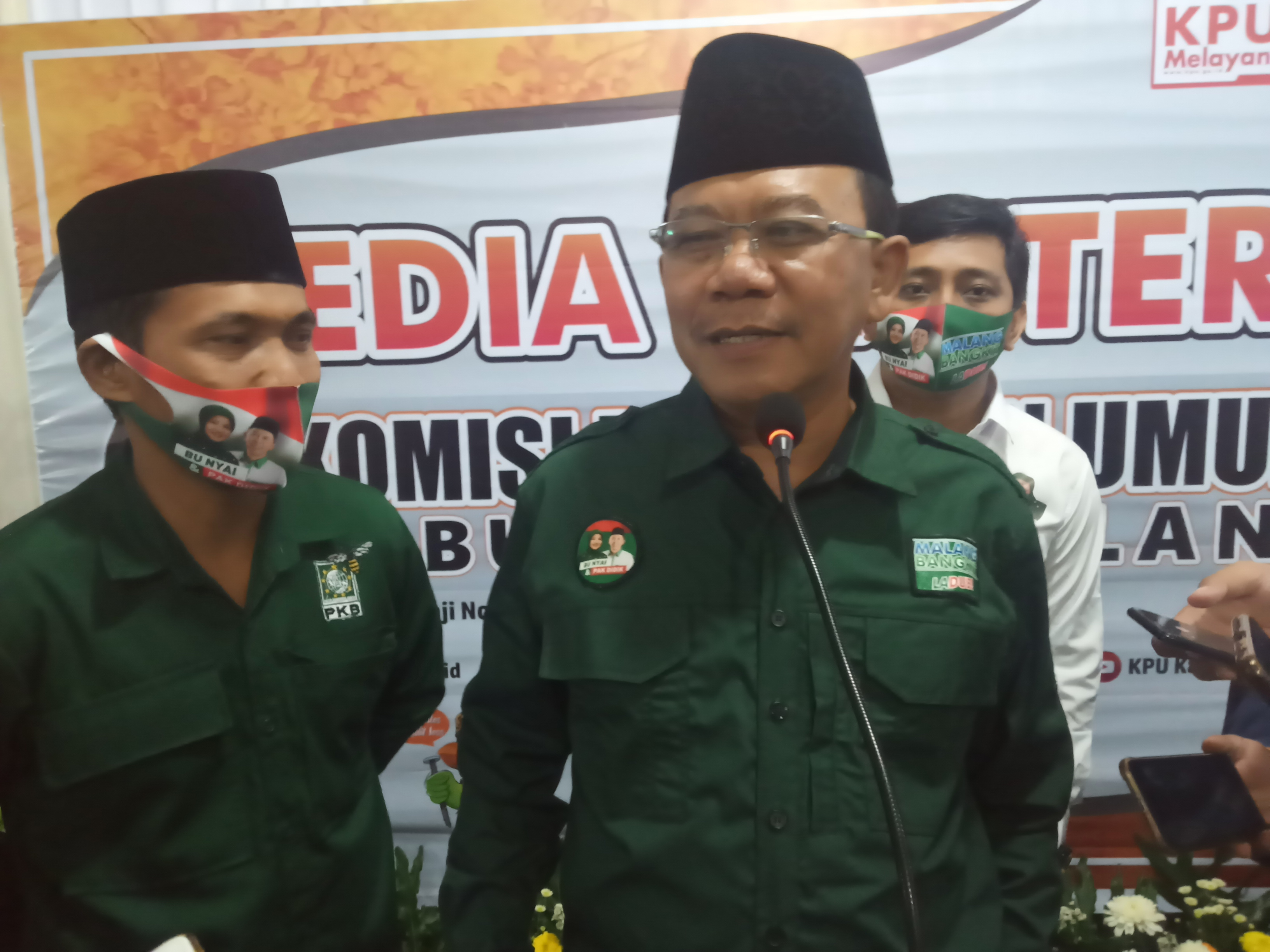 Ketua DPC PKB Kabupaten Malang, Ali Ahmad saat berada di KPUD Kabupaten Malang, Jawa Timur. (Foto: Lalu Theo/Ngopibareng.id)
