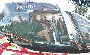 Ketua KPK Firli Bahuri saat naik heli mewah milik swasta ke Sumatera Selatan, 20 Juni lalu. (Foto:Istimewa)