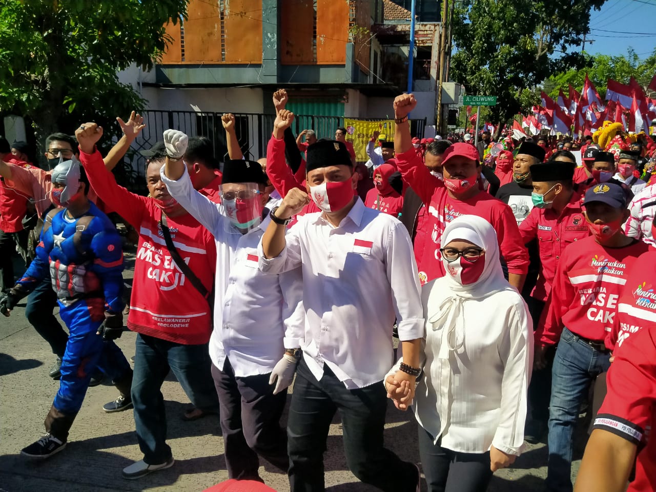 Arak-arakan Eri Cahyadi dan Armuji menuju KPU. (Foto: Fariz Yarbo/Ngopibareng.id)