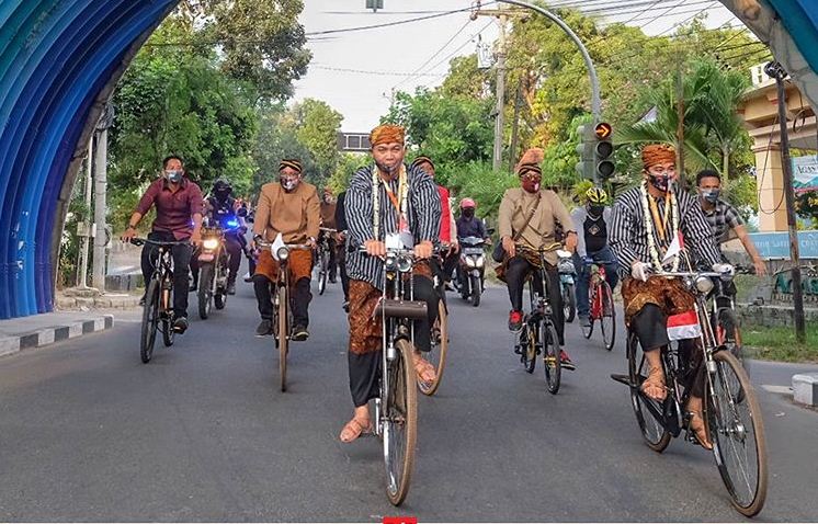 Gibran Rakabuming Raka-Teguh Prakosa gowes sepeda dan pakai baju lurik saat mendaftar ke Komisi Pemilihan Umum (KPU) Solo, Jumat 4 September 2020. (Foto: Instagram @gibran_rakabuming)