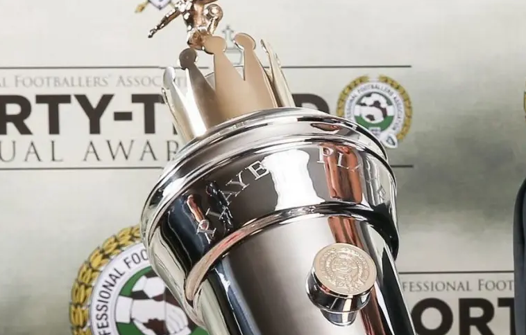 Piala PFA Player of the Year. (Foto: Twitter)