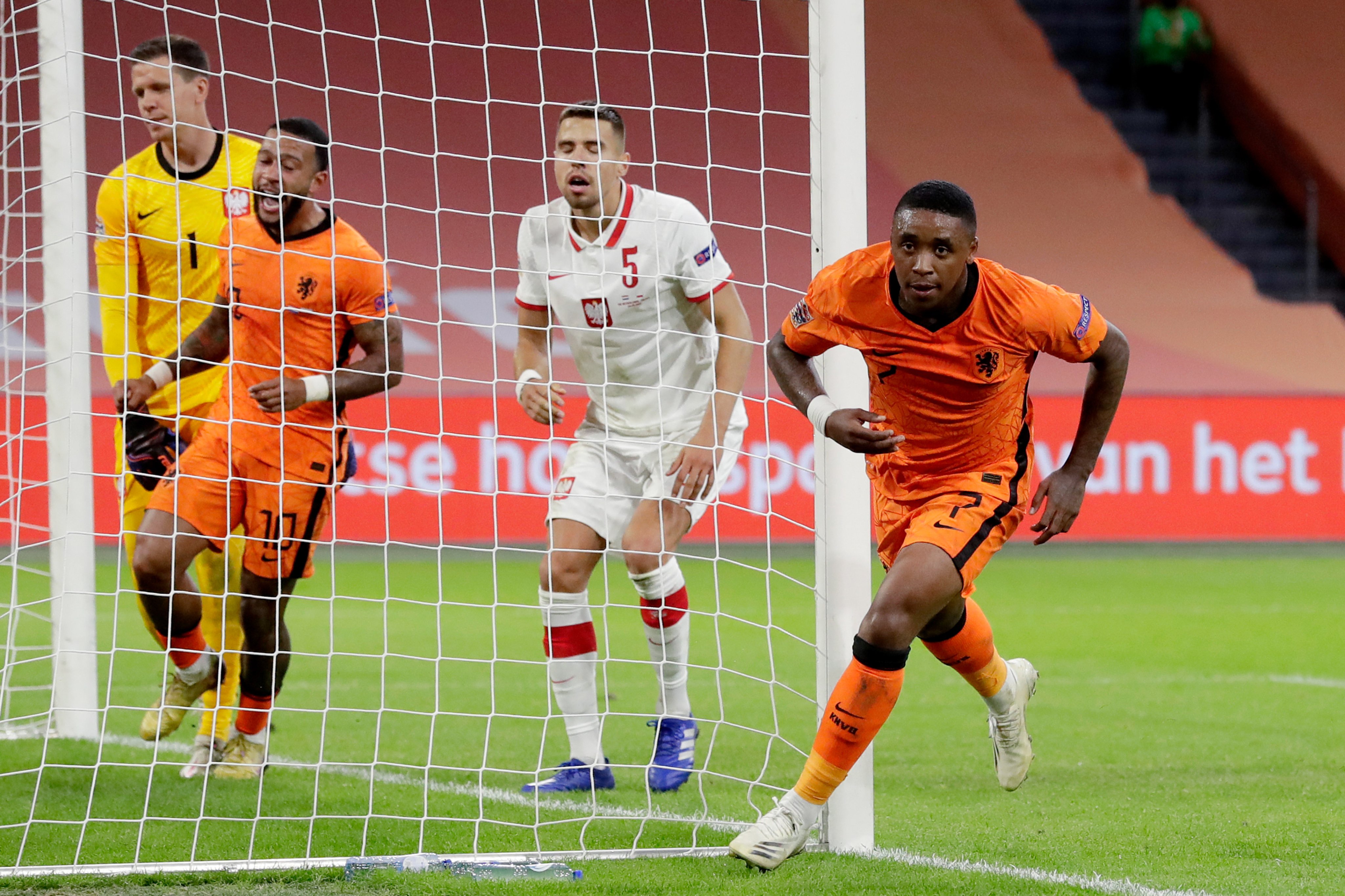 Satu gol Steven Bergwijn mengantar kemenangan Belanda atas Polandia 1-0. (Foto: AFP)