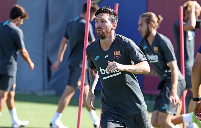 Lionel Messi mengumumkan niatnya untuk tetap tinggal di Barcelona. (Foto: Twitter/@ 