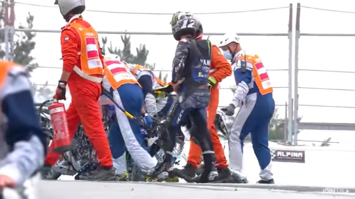 Maverick Vinales sesaat setelah melompat dari motornya di MotoGP Styrian. (Foto: tangkapan layar/youtube)