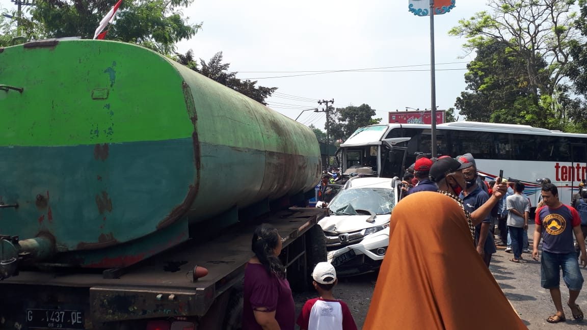 Kecelakaan lalu-lintas yang melibatkan Bus Tentrem, mobil dan truk gandeng di Jalan pertigaan Song-Song, Singosari, Kabupaten Malang. (Foto: Istimewa)