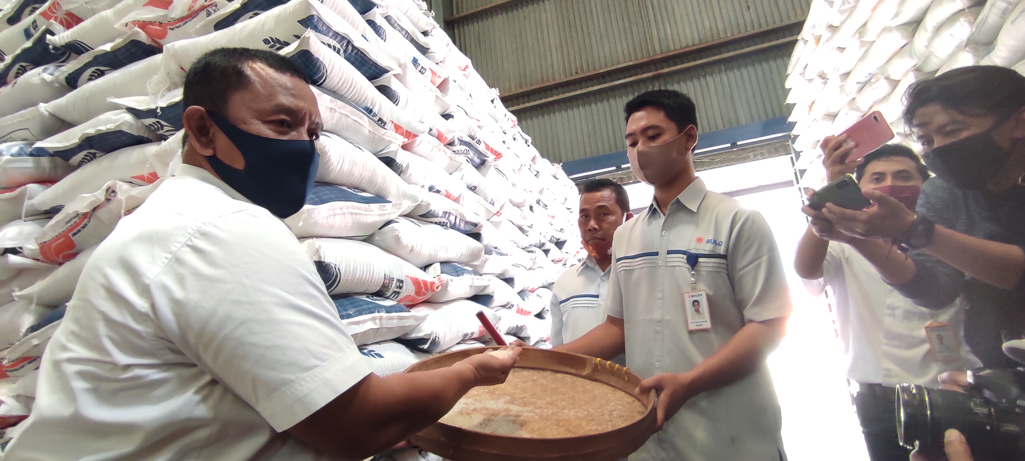 Kepala Bulog Kediri periksa kualitas beras di gudang. (Foto: Fendhy Plesmana/Ngopibareng.id)