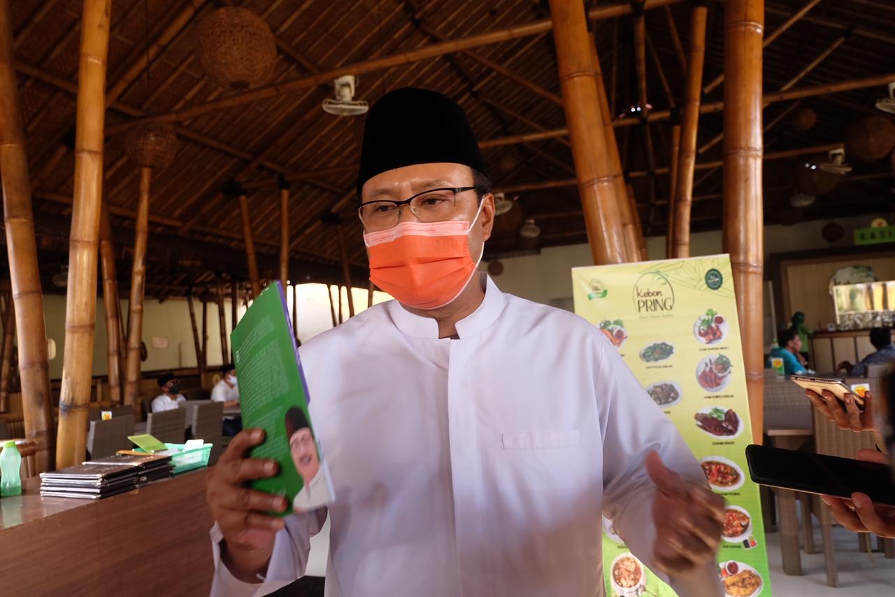 Saifullah Yusuf (Gus Ipul) saat meluncurkan buku Madinah van Java. (Foto: Ngopibareng.id)