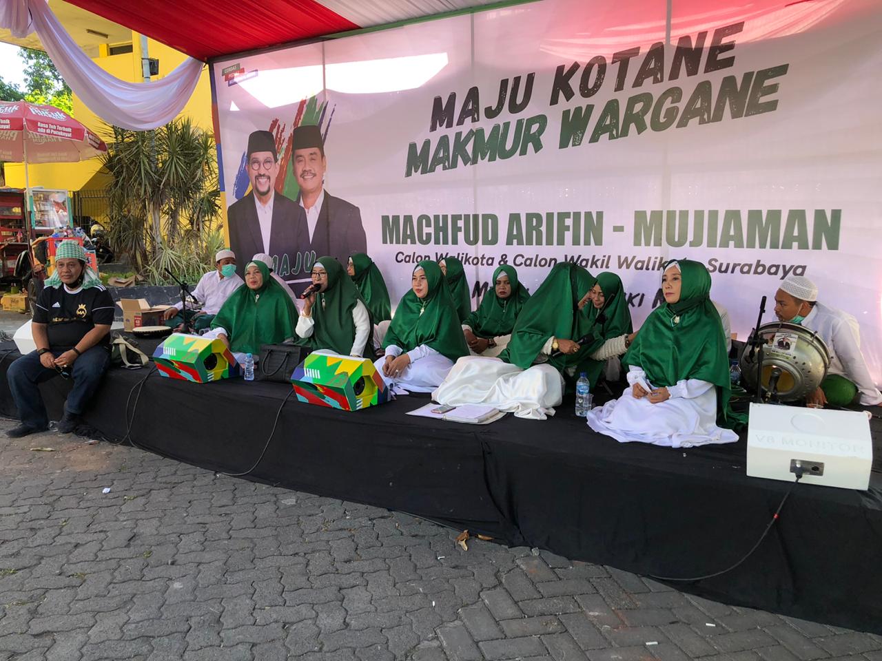 Iringan musik rebana sholawat banjari siap menyambut pasangan Machfud-Mujiaman di KPU Kota Surabaya. (Foto: Andhi/Ngopibareng.id)