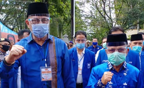 Pasangan Mulyadi (kiri) dan Ali Mukhni daftar ke KPUD Sumatera Barat hari Minggu sore,  tanpa PDIP. (Foto:Antara)