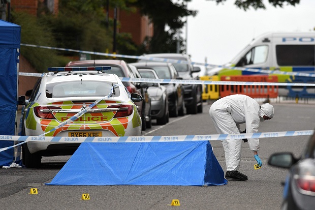 Petugas forensik mengumpulkan bukti di Hurst Walk, menyusul insiden penikaman di pusat Kota Birmingham, Inggris. (Foto: AFP Photo/Oli Scarff)