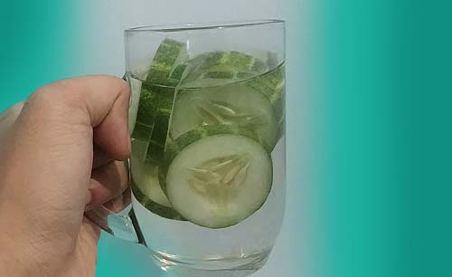 Masukkan irisan mentimun ke air minum Anda, bagus untuk cegah dehidrasi. (Foto:Istimewa)