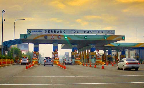 Ilustrasi kenaikan tarif Tol Cipularang dan Padaleunyi ditunda. Gambar, gerbang  totuer di Bandung untuk masuk Tol Cipularang. (Foto:JasaMarga)l Pas