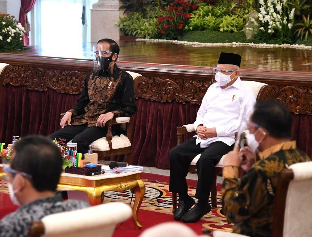 Prediden Jokowi dan Wapres KH Ma'ruf Amin pada rapat paripurna Kabinet Indonesia Maju di Istana Negara, tetap jaga jarak. ( foto: Setpres)