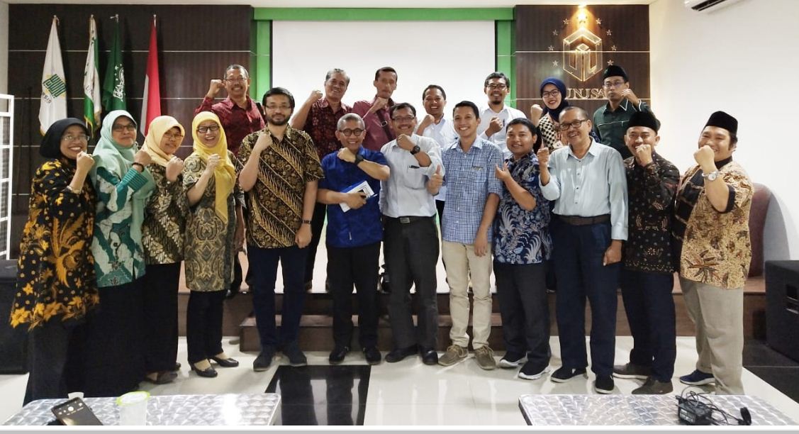 Hendro Wicaksono (Batik cokelat berkacamata di baris depan) bersama peserta FGD. (Foto:LPTNU Jawa Timur)