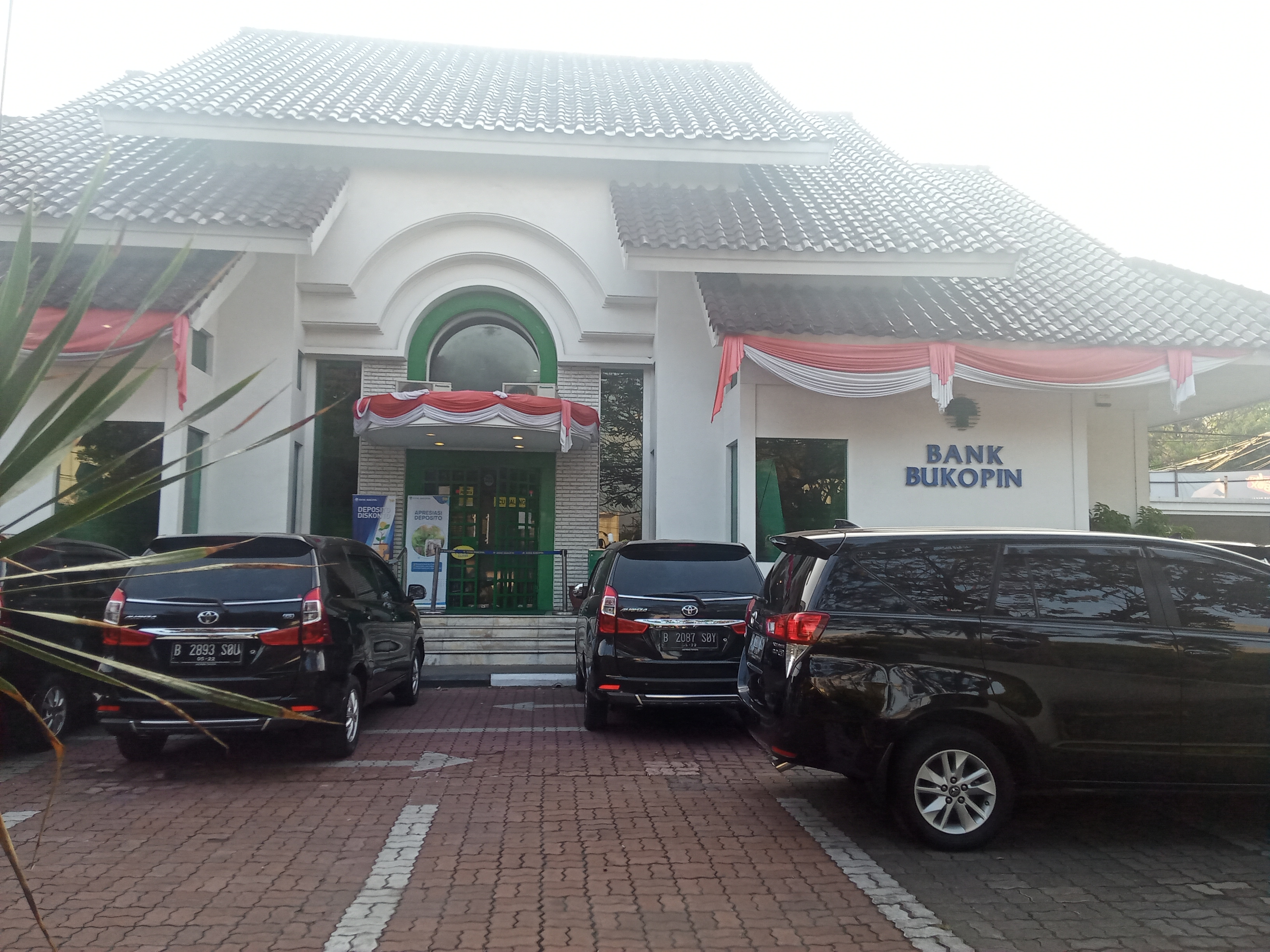 Kantor Pusat Bank Bukopin Malang di Jalan Semeru, Kota Malang ditutup sementara karena ada karyawannya positif Covid-19, Senin 7 September 2020. (Foto: Lalu Theo/Ngopibareng.id)