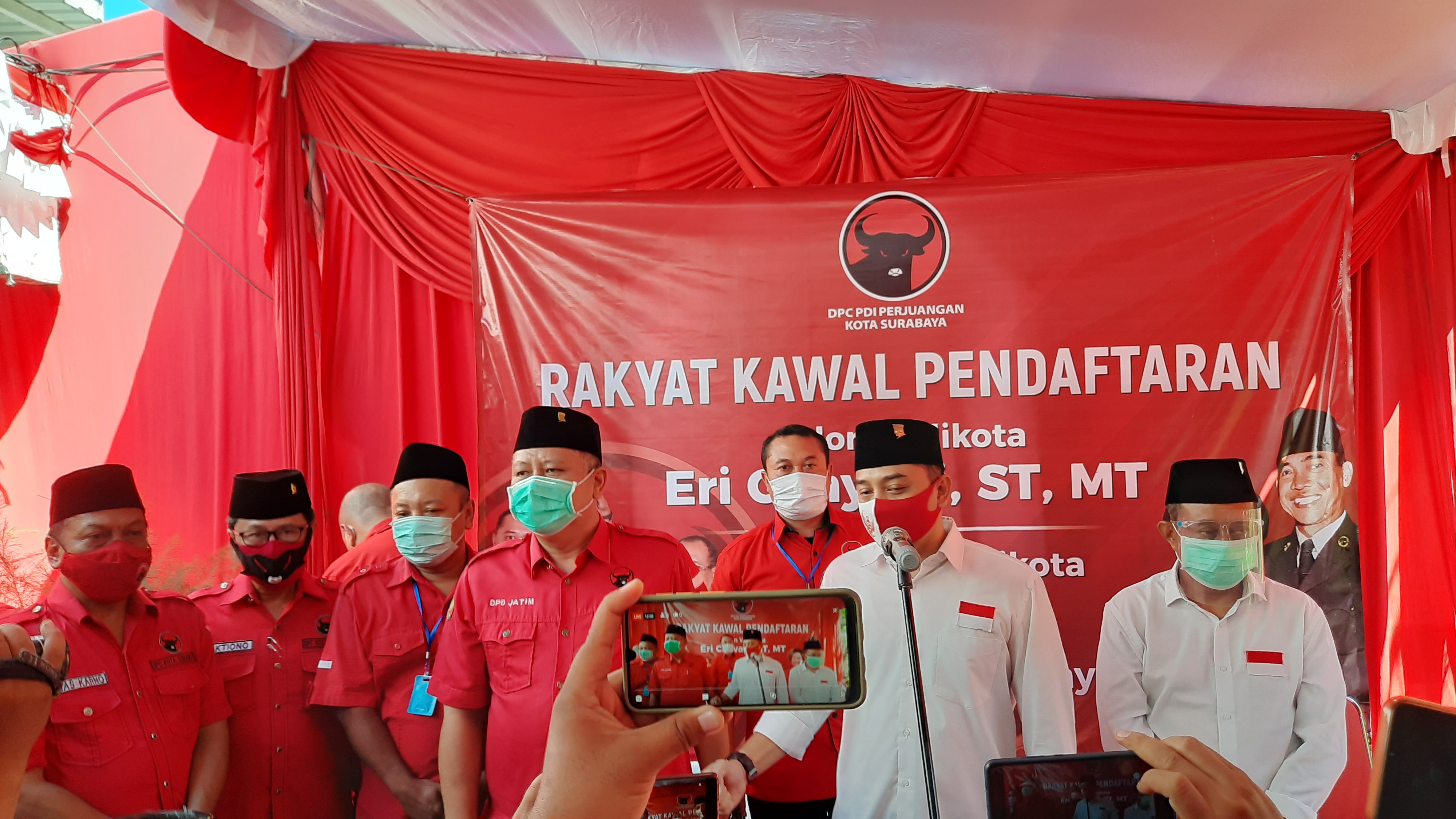Eri Cahyadi dan Armuji saat di Kantor DPC PDIP Kota Surabaya. (Foto: Alief sambogo/Ngopibareng.id).