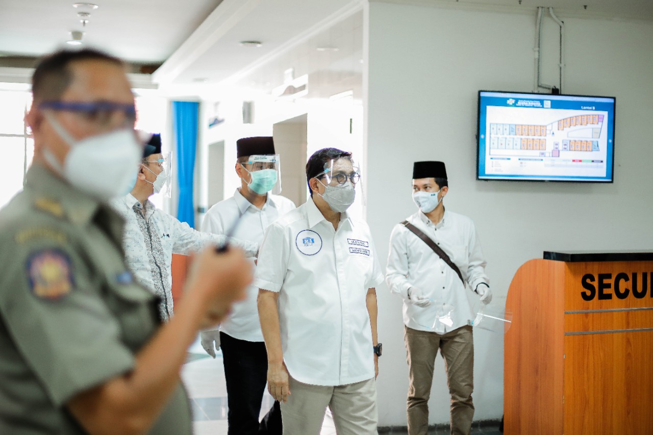 Machfud Arifin-Mujiaman saat mengikuti swab test di Graha Amerta RSUD Dr Soetomo, Surabaya, Senin 7 September 2020. (Foto: Istimewa)