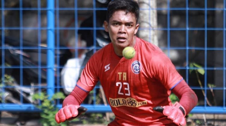 Kiper Arema FC, Teguh Amirudin saat menjalani pemusatan latihan. (Foto: Instagram @aremaofficial)