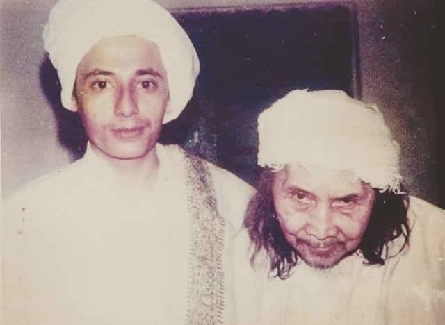 Habib Luthfi bin Yahya dan Syaikh Abdul Malik, gurunya. (Foto: darul hasyimi)