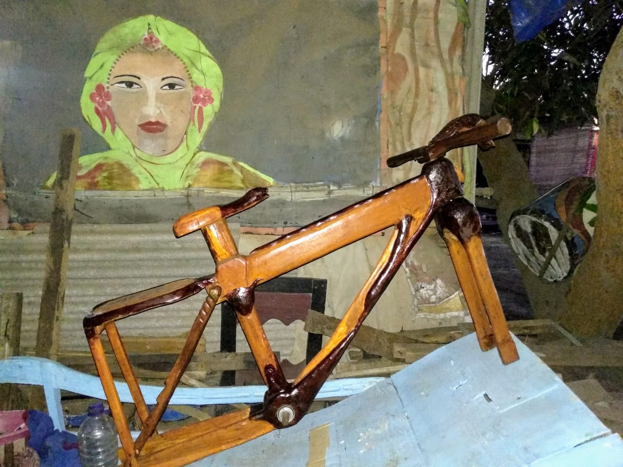 Rangka sepeda kayu karya Slamet, seorang tukang pijat urat di Jombang (Foto: M Rizqi/Ngopibareng.id)
