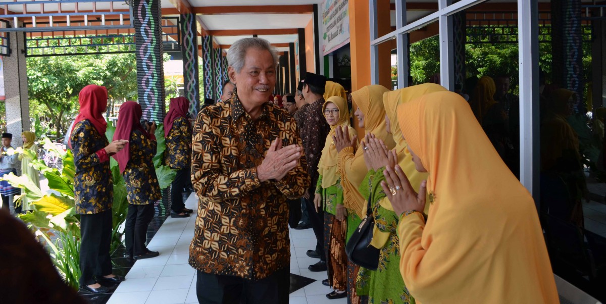 Prof. H. Abdul Malik Fadjar M.Sc, ketika bersama para aktivis PP Aisyiyah di Jakarta. (Foto: muhammadiyah.or.id). 