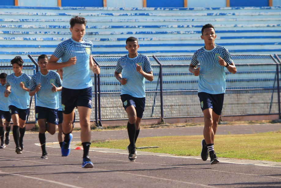 Para pemain Persela Lamongan saat latihan perdana di Stadion Surajaya Lamongan pada 1 Oktober 2020 lalu. (Foto: Perselafootball.com)