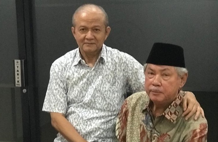 Almarhum A. Malik Fadjar (kanan) bersama Sekjen MUI Anwar Abbas (kiri) di masa hayatnya. (Foto: dok. PP Muhammadiyah)