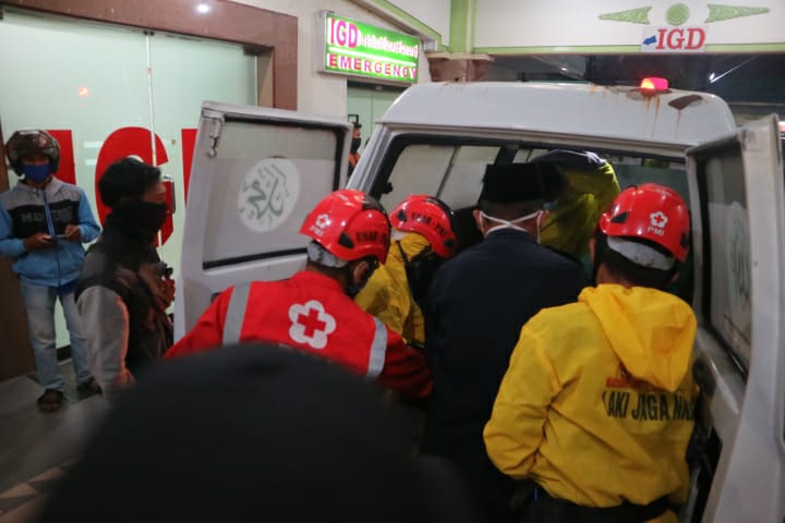 Proses evakuasi pekerja bangunan yang mengalami kecelakaan kerja di RSI Unisma. Insiden tali sling lift putus ini mengakibatkan empat pekerja bangunan tewas.  (Foto: istimewa)