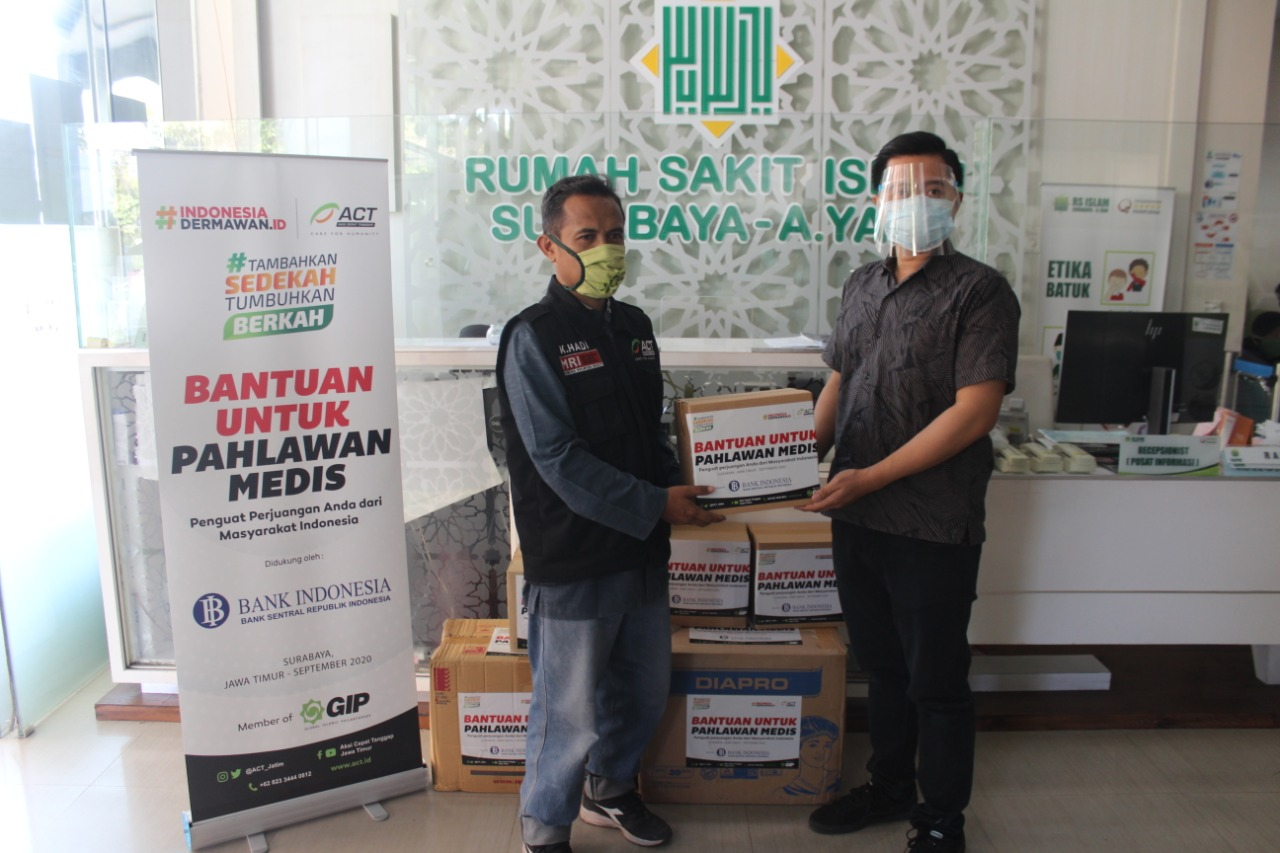 Bersama perwakilan Rumah Sakit Islam A. Yani Wonokromo dr. Ganjar Adityo Permadi Sp.Pd, bantuan Nakes diserahkan Dipohadi selaku Implementator Program ACT Jatim. (Foto: Istimewa)