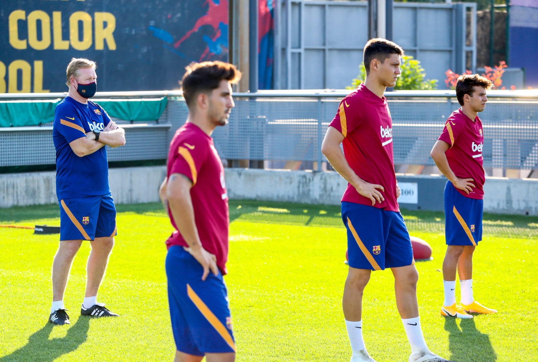Ronald Koeman (paling kiri) saat memimpin latihan Barcelona. (Foto: Twitter/@FCBarcelona) 