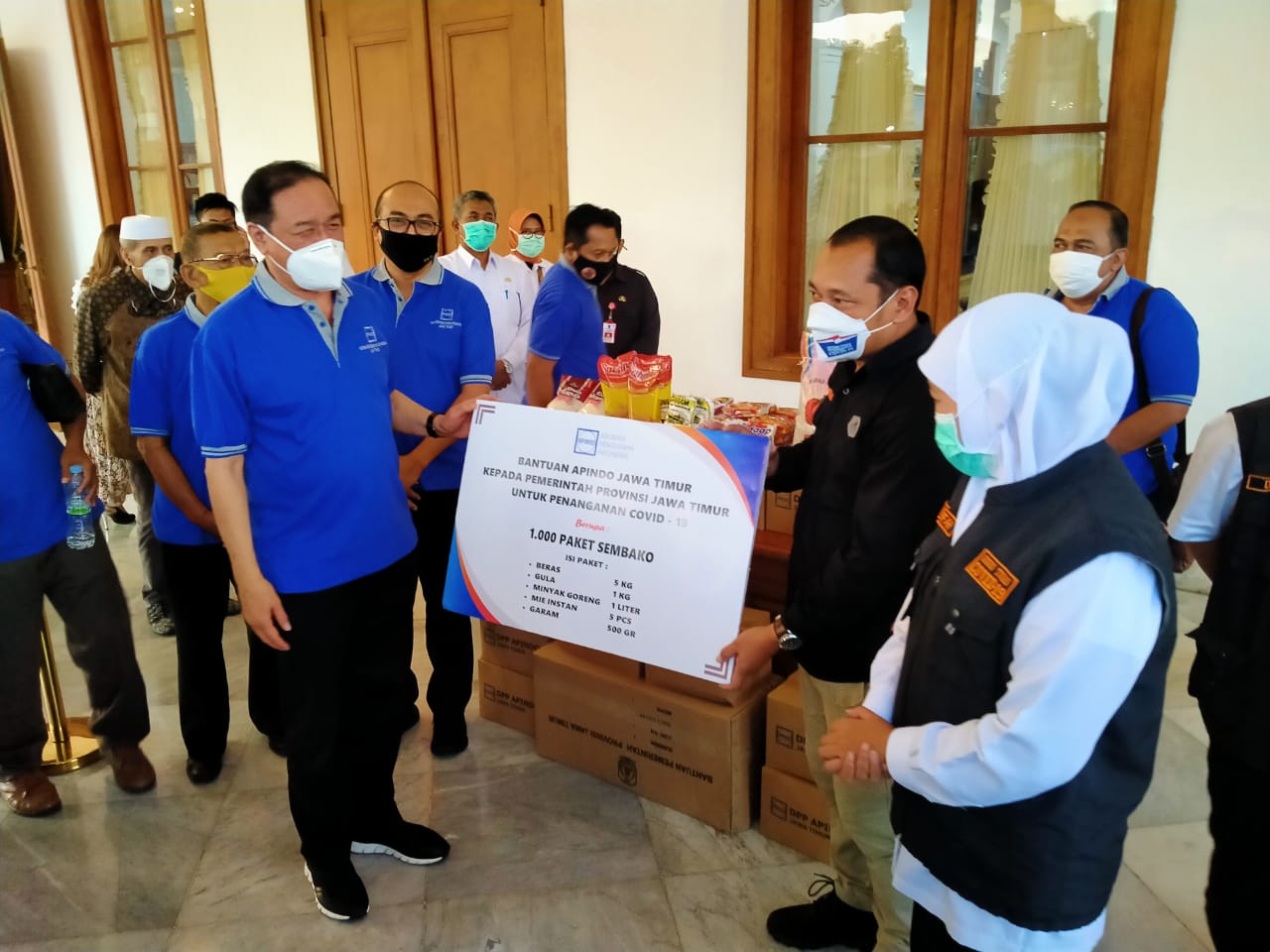 Apindo memberikan bantuan ribuan paket sembako pada Pemprov Jatim di Gedung Negara Grahadi, Surabaya, Rabu 9 September 2020. (Foto: Fariz Yarbo/Ngopibareng.id)