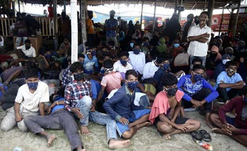 Pengungsi Rohingya yang diselamatkan warga Aceh Senin lalu, ditampung di Desa Meunasah Mee Kandang, Kecamatan Muara Dua, Lhokseumawe. (Foto:BertuahPos)