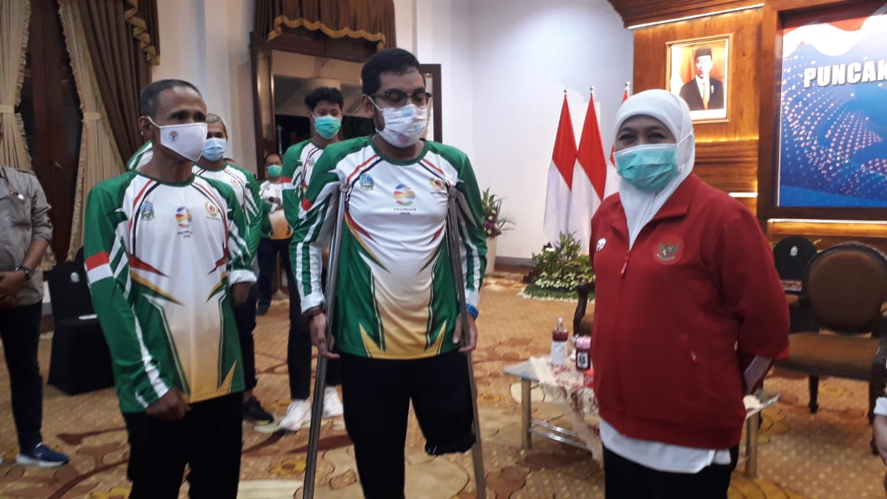 Gubernur Jatim, Khofifah Indar Parawansa berdiskusi dengan salah satu atlet yang mendapat beasiswa di Gedung Negara Grahadi, Surabaya, Rabu 9 September 2020. (Istimewa)