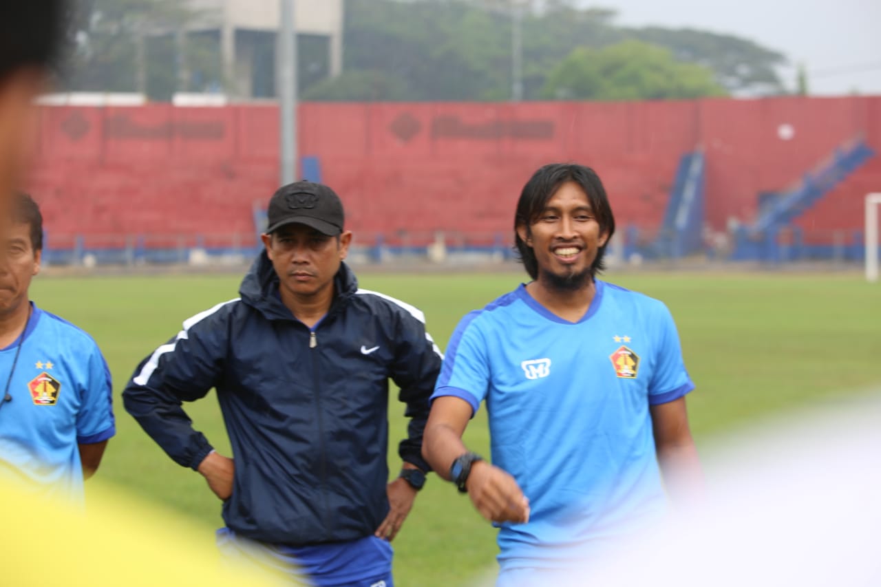 Direktur teknik Persik Kediri, Joko Susilo dan pelatih Budi Sudarsono. (Foto: Istimewa)