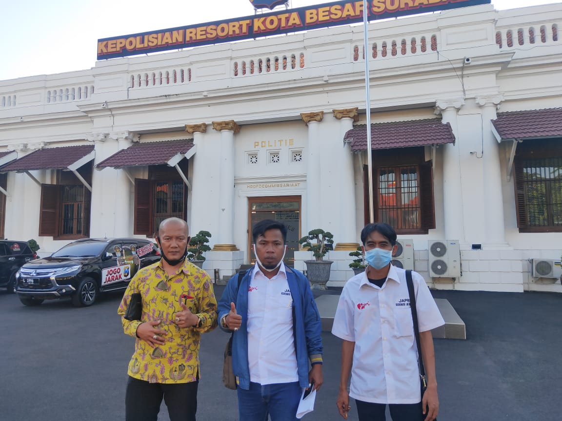 Zainuddin ketika mengirimkan laporan ke Polrestabes Surabaya. (Foto: Istimewa)