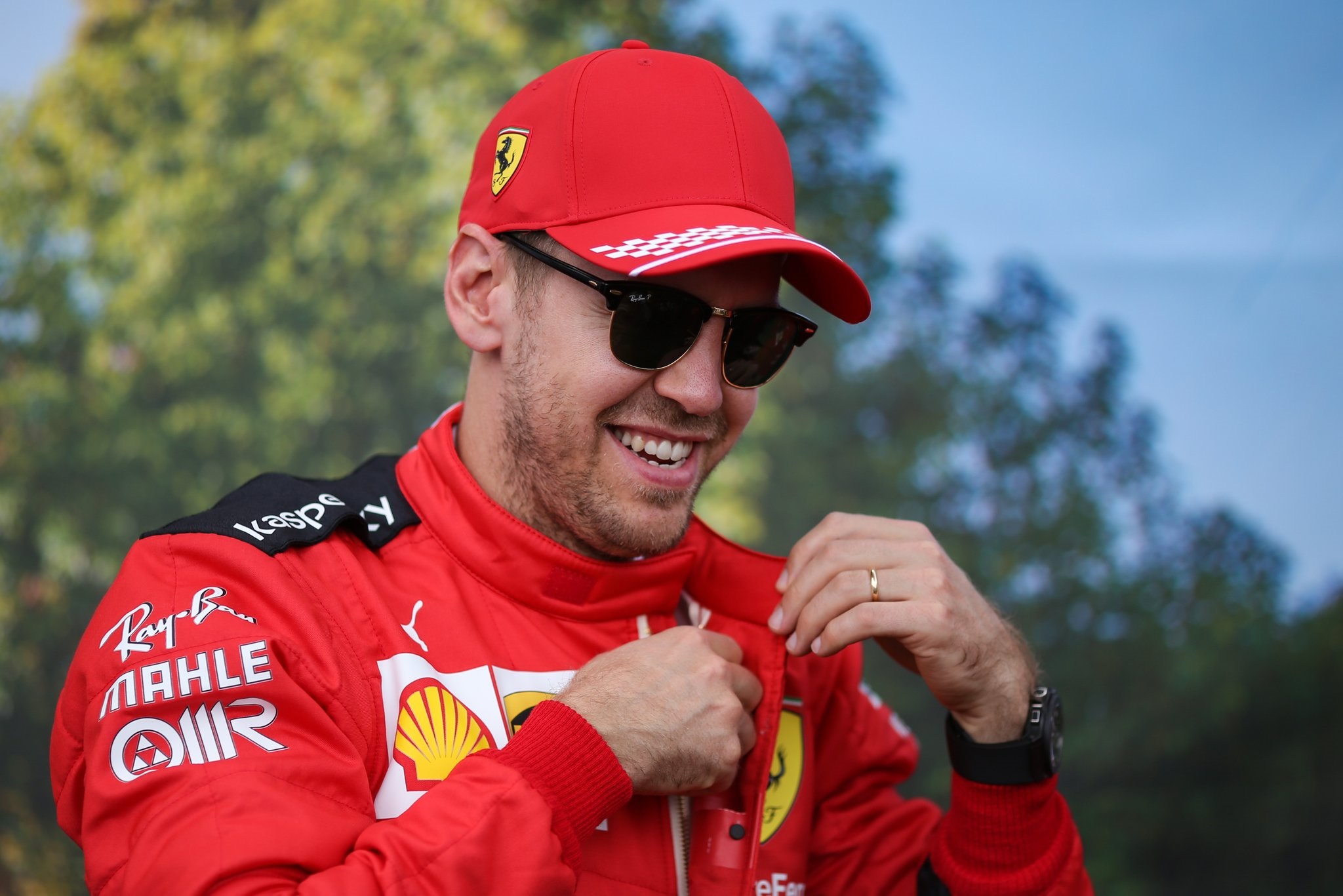 Sebastian Vettel akan mengenakan baju balap Aston Martin di Formula 1 2021. (Foto: Twitter/