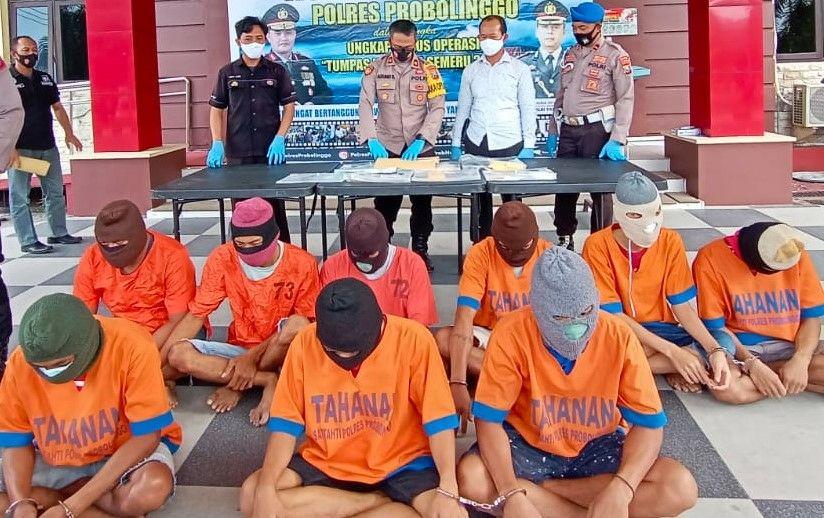 Sebanyak 15 tersangka pengedar narkoba dan sediaan famasi di Probolinggo. (foto: Ikhsan Mahmudi/ngopibareng.id)