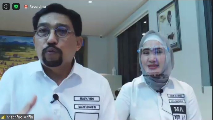 Bakal calon Walikota (bacawali) Surabaya, Machfud Arifin bersama istrinya ketika konferensi pers secara daring, Jumat 11 September 2020. (Foto: tangkapan layar)