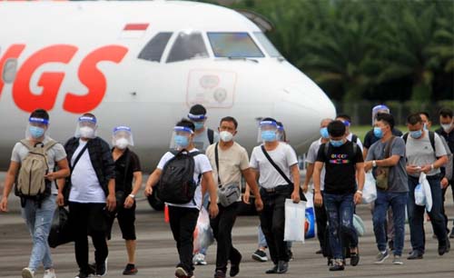 Hari ini 41 TKA asal China mendarat di Bandara Cut Nyak Dhien Kabupaten Nagan Raya, Aceh. (Foto:Antara)